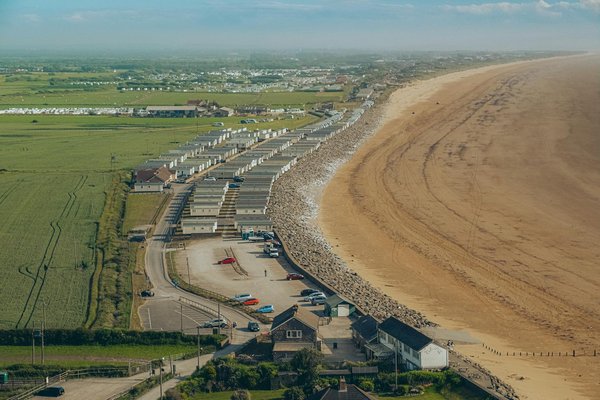 Quels sont les avantages de camper dans des fermes ou des jardins communautaires ?