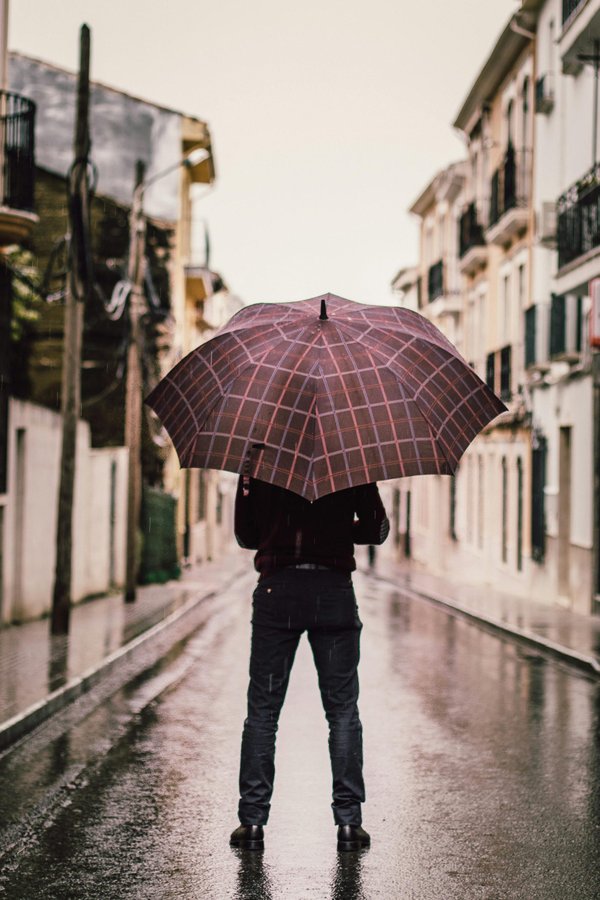 Parapluie homme : trouvez le modèle idéal pour tous les temps